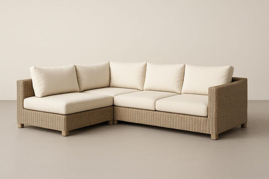 Canapé d'angle modulable en plastique imitation rotin marron avec coussins crèmes