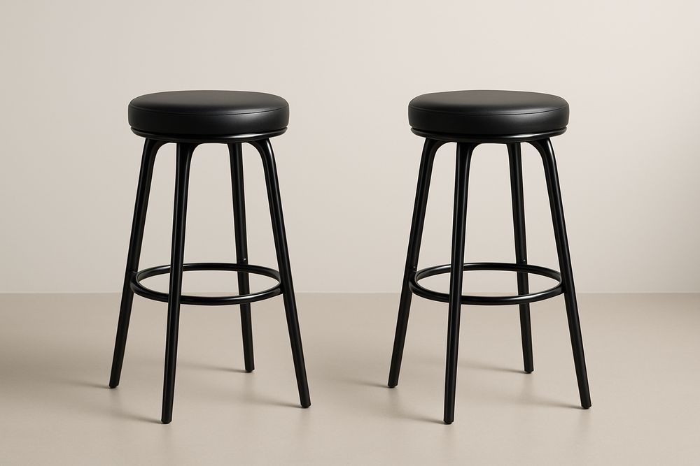 Paire de tabourets hauts en métal et simili cuir noir