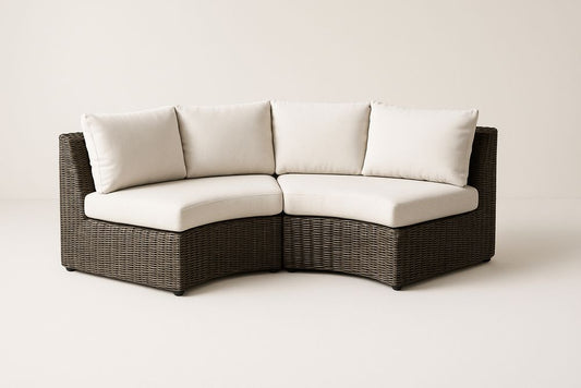 Canapé d'angle en résine marron et coussins blancs